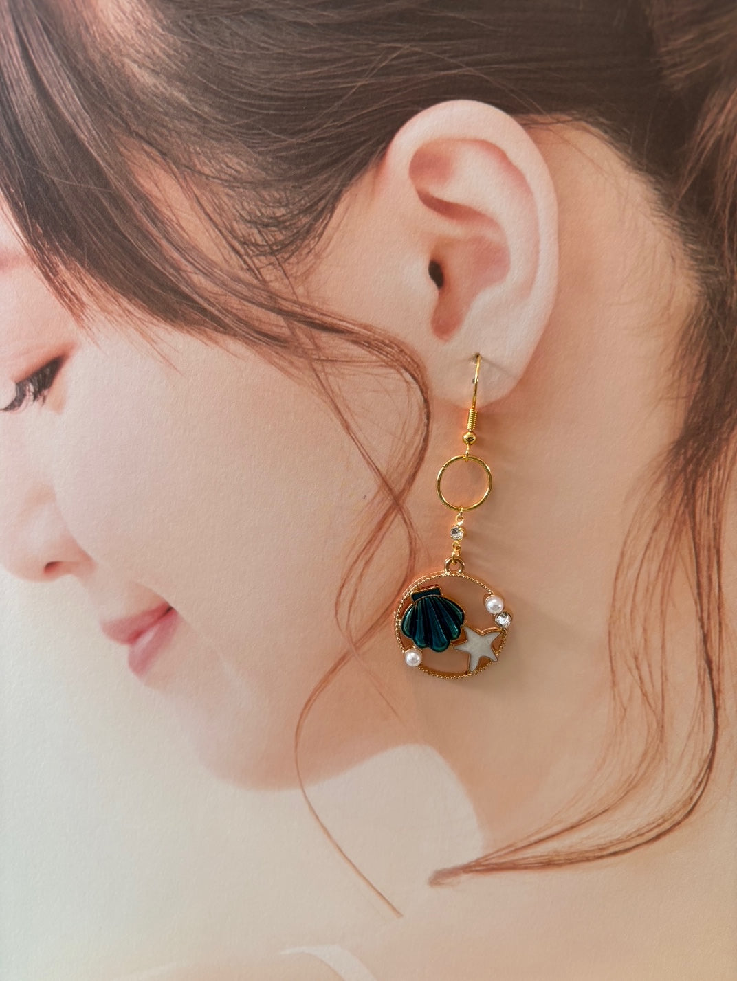 青い貝殻ピアス